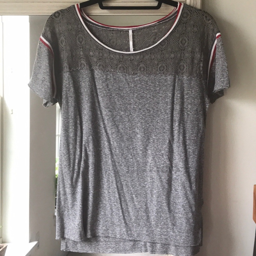 FREE PEOPLE gray top w/ lace & contrast trim (S)✨